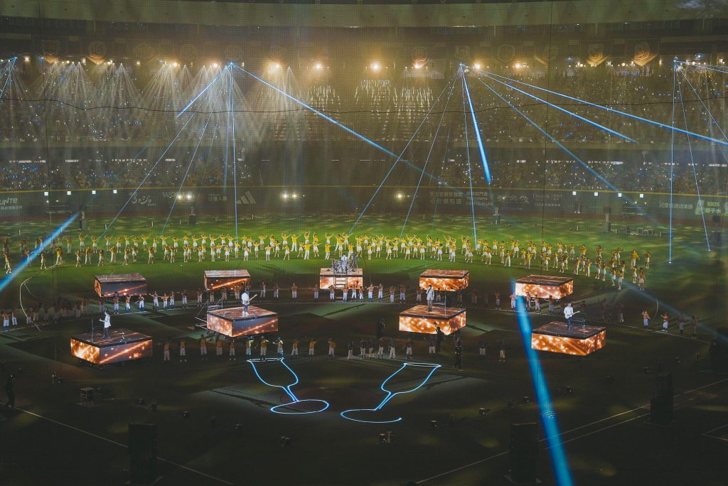 五月天唱到〈乾杯〉與周思齊創辦的「球芽基金」 43名小球員出場一「齊」乾杯（照片來源：相信音樂提供）