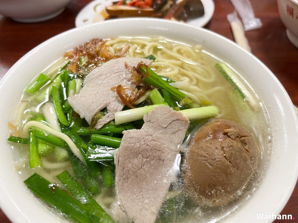 賴新魁麵食館_招牌湯麵搭配的是滷鴨蛋